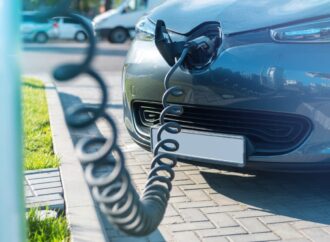 Voitures électriques vs voitures à essence : quel est le meilleur choix pour vous ?